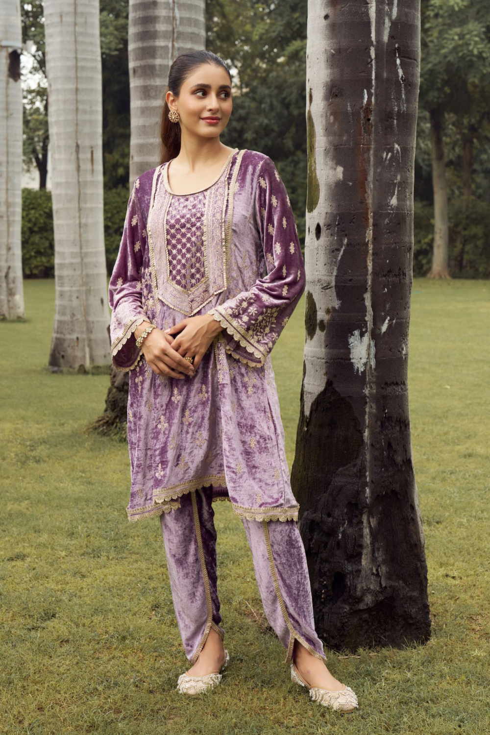 Velvet Shayari Lavender Kurta Set With Banarsi Stripe Pani Gold Lavender Shayari Dupatta