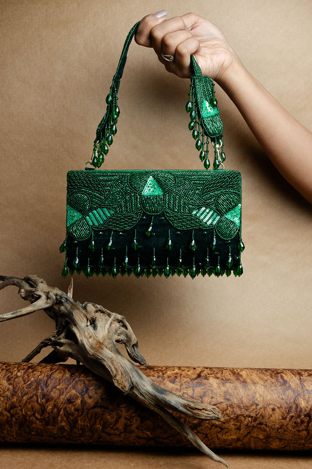 Ornate Radiance Kasse Emerald Allure