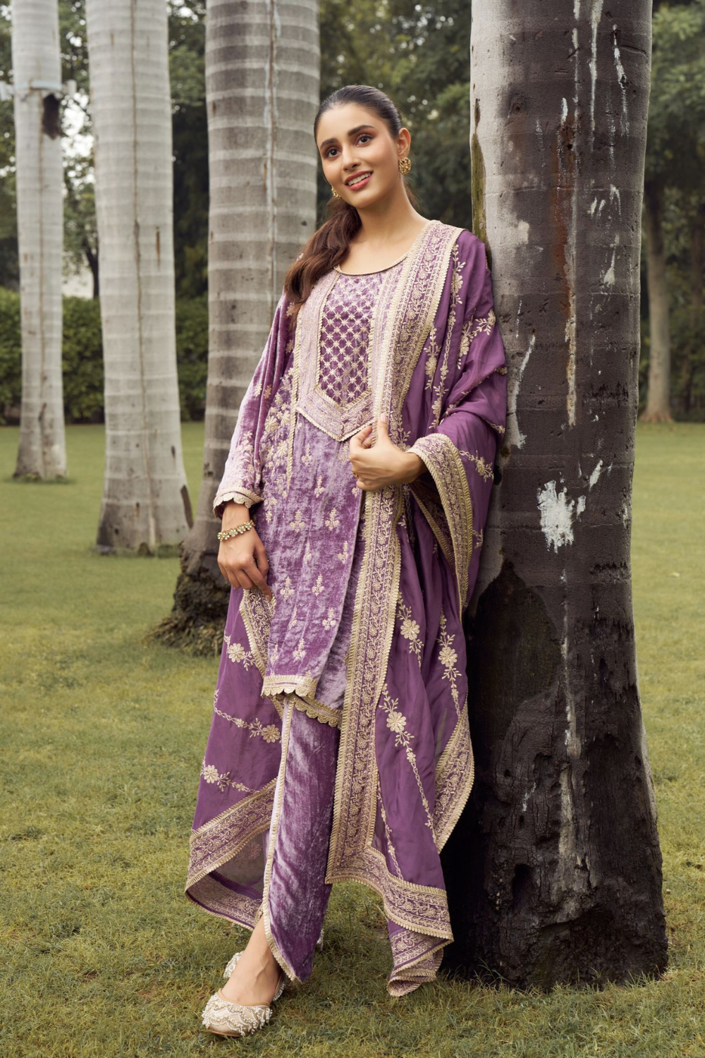 Velvet Shayari Lavender Kurta Set With Banarsi Stripe Pani Gold Lavender Shayari Dupatta