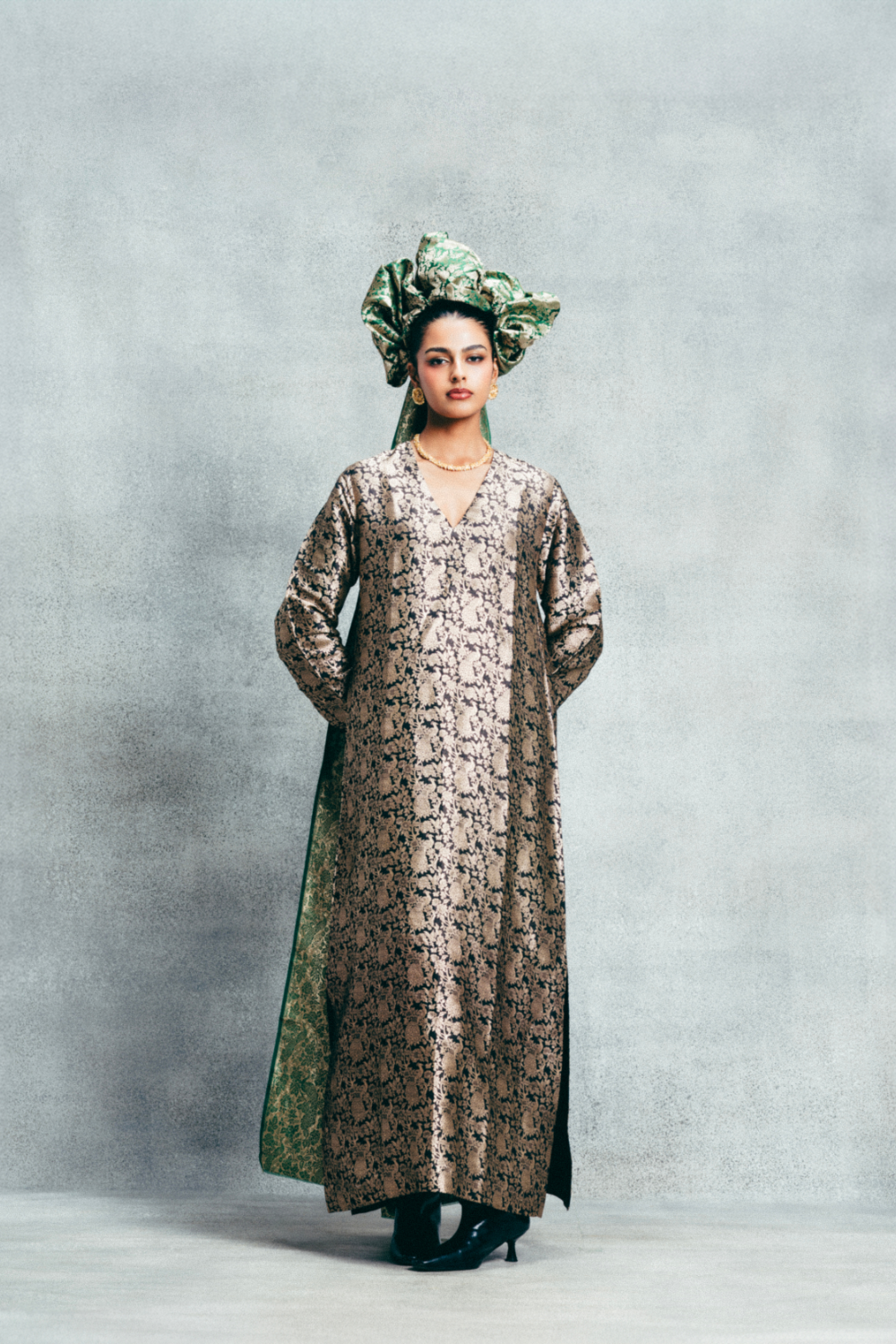 Handwoven Black &amp; Gold Banarasi Kaftan