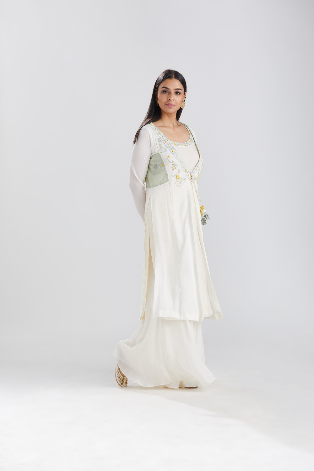 Motia Nyra set