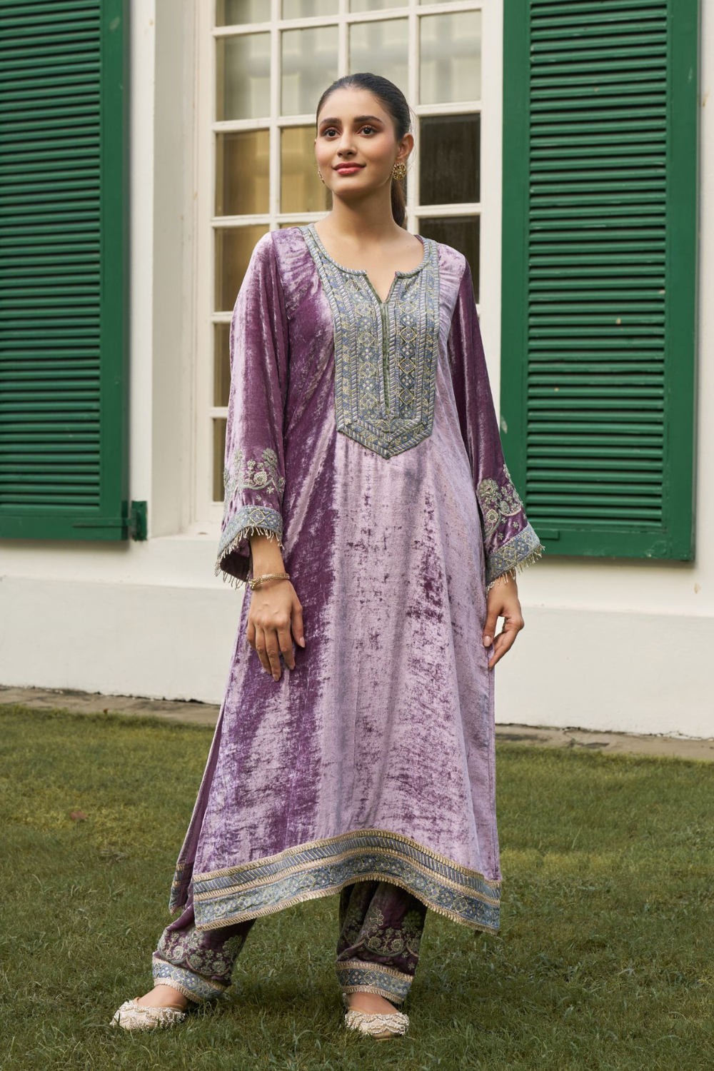 Velvet Madhaniya Lavender Kurta Set With Banarsi Stripe Pani Gold Lavender Madhaniya Dupatta