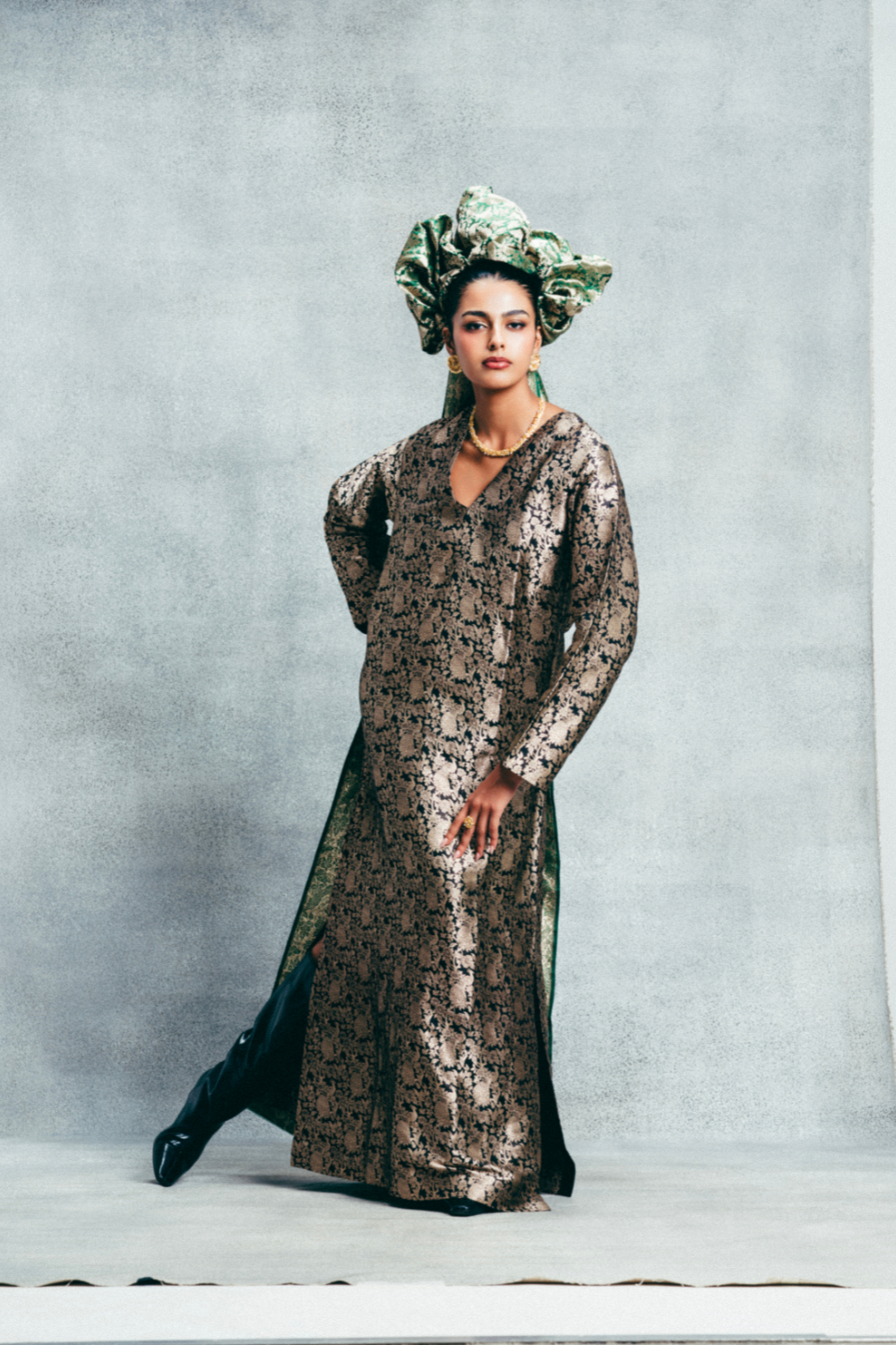 Handwoven Black &amp; Gold Banarasi Kaftan