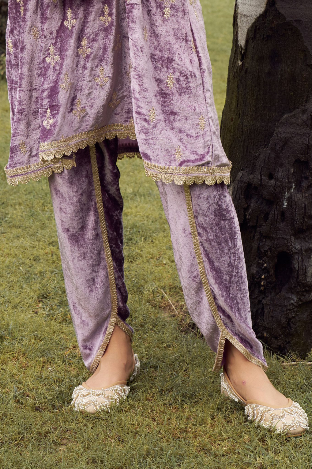 Velvet Shayari Lavender Kurta Set With Banarsi Stripe Pani Gold Lavender Shayari Dupatta
