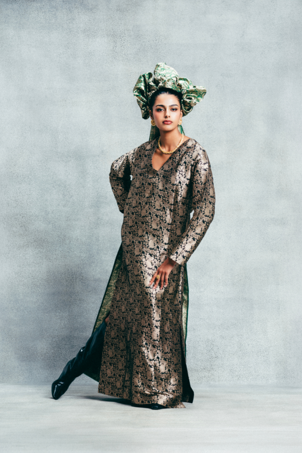 Handwoven Black &amp; Gold Banarasi Kaftan