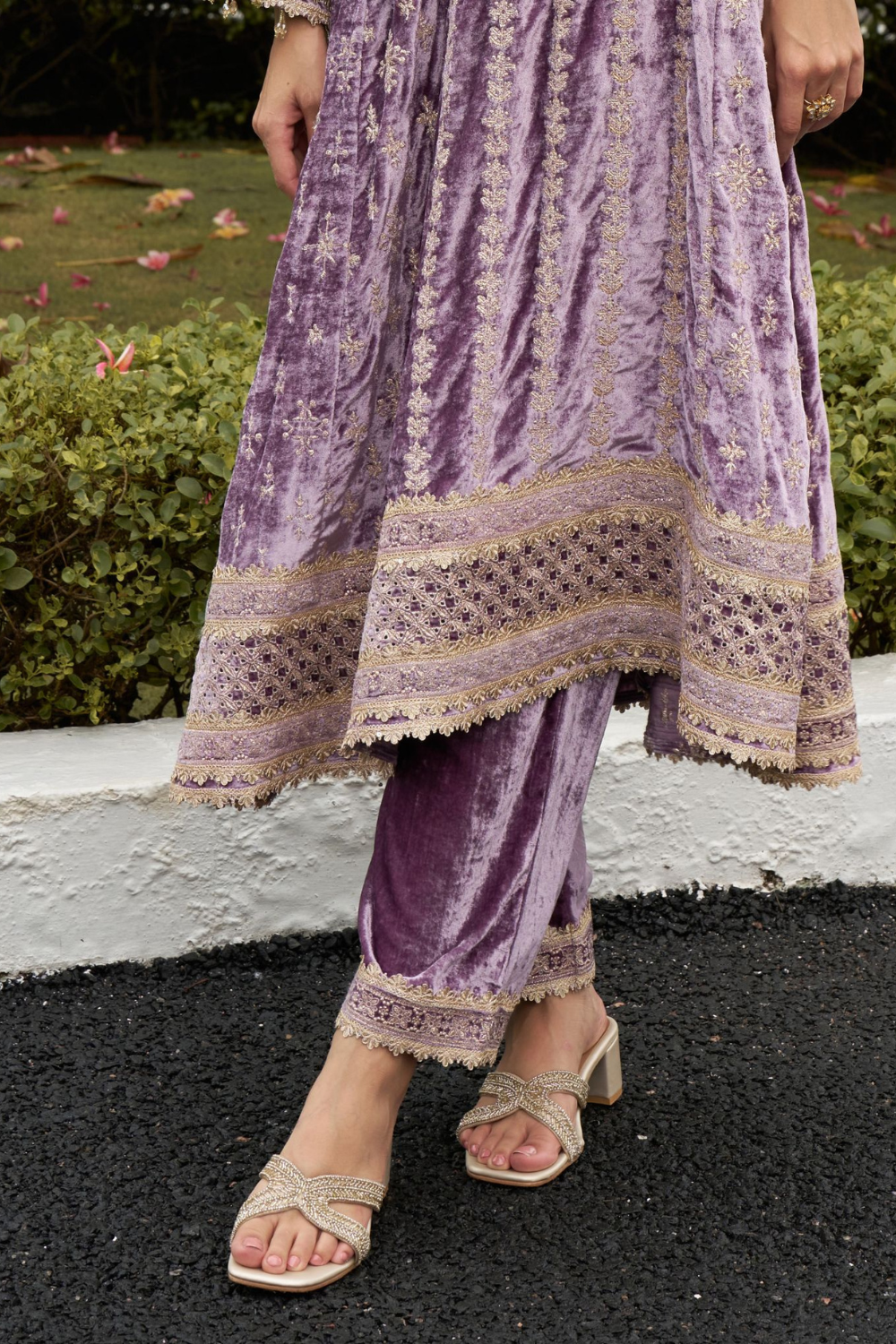 Velvet Suramya Lavender Kurta Set With Banarsi Stripe Pani Gold Lavender Suramya Dupatta